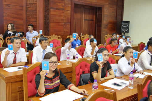 Các đại biểu biểu quyết hiệp thương thông qua danh sách Ban Chấp hành Hội Doanh nhân trẻ tỉnh Đắk Lắk lần thứ VI, nhiệm kỳ 2018 – 2021